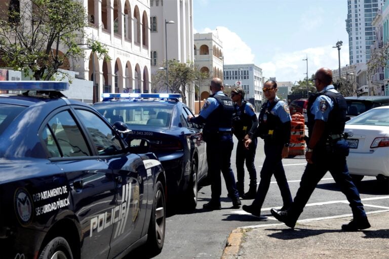Hallan cuerpo cubierto con funda plástica en Dorado; investigan como muerte violenta