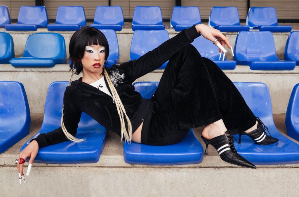 Las botas de fútbol se convierten en tendencia de moda urbana: del césped al street style