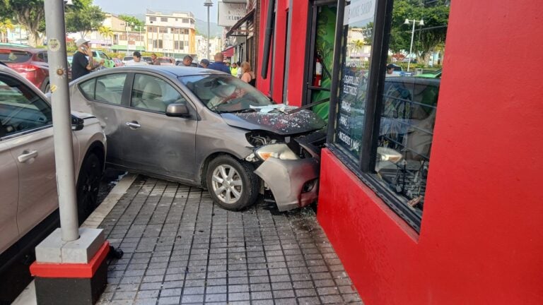 Accidente en la calle Antonio Barceló deja una persona herida y provoca congestión vehicular en Utuado