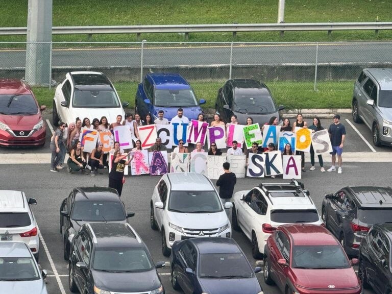 Jóvenes sorprenden a paciente con emotiva serenata de cumpleaños en el Centro Comprensivo de Cáncer