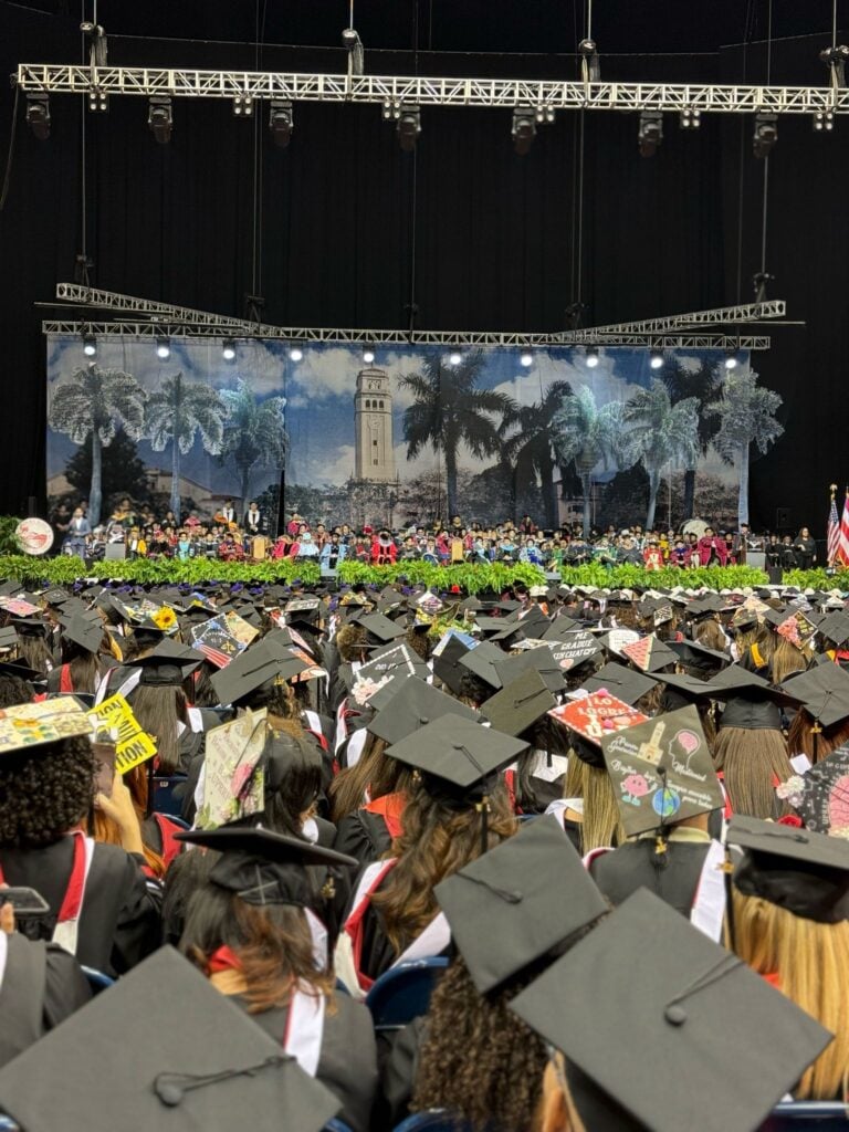 Más de 2,300 estudiantes se gradúan en histórica colación de grados de la UPR de Río Piedras