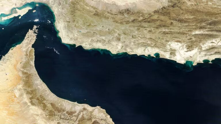 China urge a evitar el cierre del estrecho de Ormuz y critica bombardeo de EE.UU. a Irán
