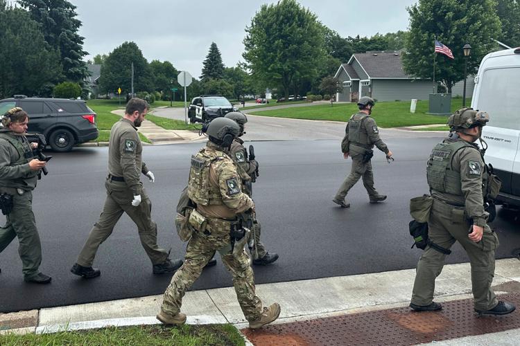 Ataque armado contra legisladores en Minneapolis deja al menos una muerta y varios heridos; emiten orden de confinamiento