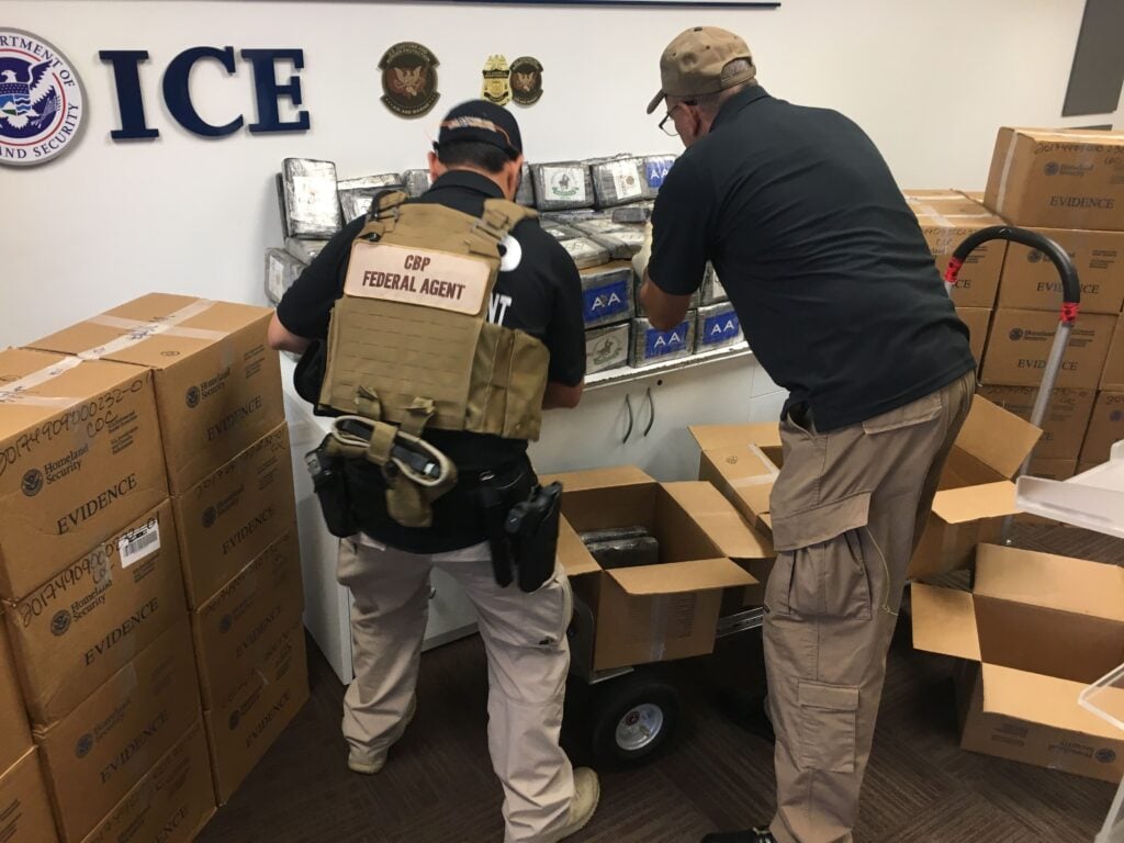 Decomisan droga, armas y municiones en yola abandonada en Camuy