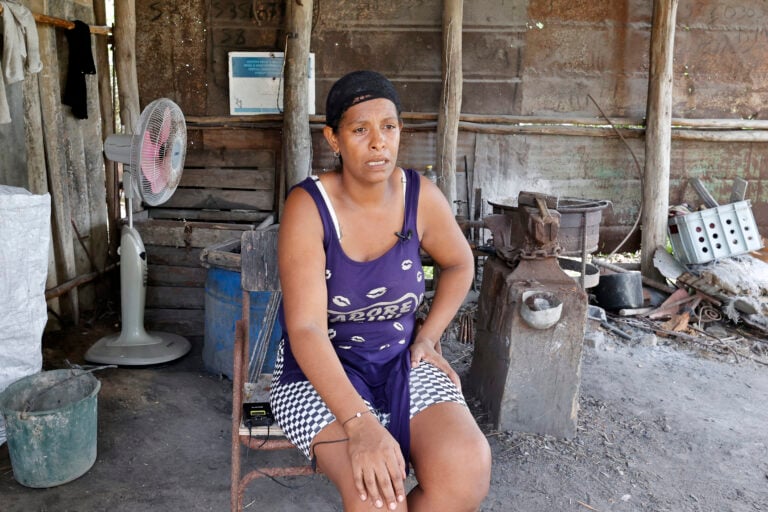 “Todo recae sobre mí”: Mujeres cubanas enfrentan una doble carga en medio de apagones interminables