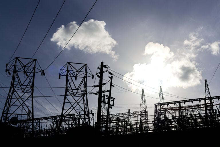 Sigue la tensión entre Fortaleza, LUMA y el Negociado de Energía