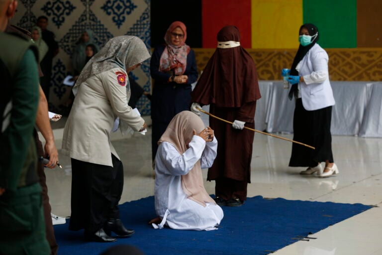Castigo público en Indonesia: mujer recibe 100 latigazos por violar ley islámica