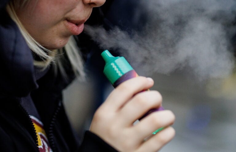 Cámara aprueba medida que prohíbe venta y uso de cigarrillos electrónicos cerca de escuelas