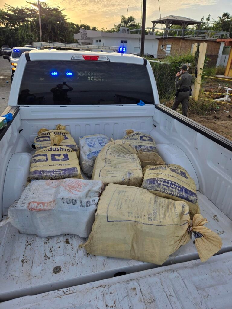 Incautan 230 kilos de cocaína en embarcación abandonada frente a la costa de Rincón
