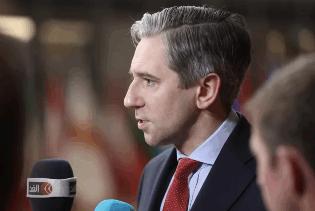 El viceprimer ministro irlandés, Simon Harris, hace unas declaraciones a la prensa este lunes en Bruselas, Bélgica. EFE/EPA/OLIVIER HOSLET