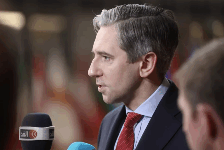 El viceprimer ministro irlandés, Simon Harris, hace unas declaraciones a la prensa este lunes en Bruselas, Bélgica. EFE/EPA/OLIVIER HOSLET