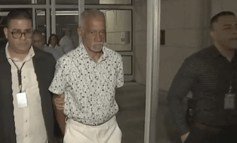 Hombre enfrenta 107 cargos por apropiarse de identidad de su vecino y retirar $280,000