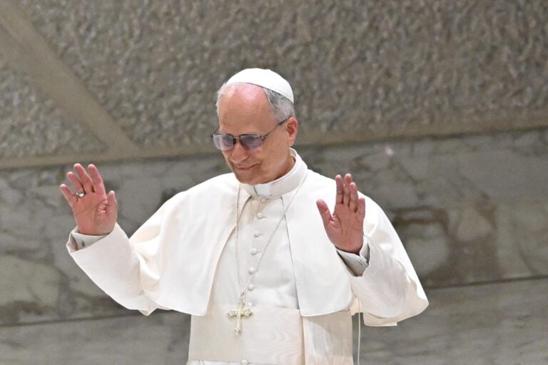 Papa León XIV: “La verdadera seguridad no se logra con armas, sino con salud, educación y vivienda”