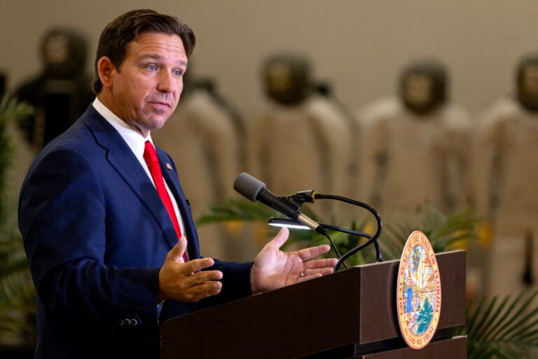 Miami aprueba polémico acuerdo con ICE para arrestar a migrantes pese a protestas