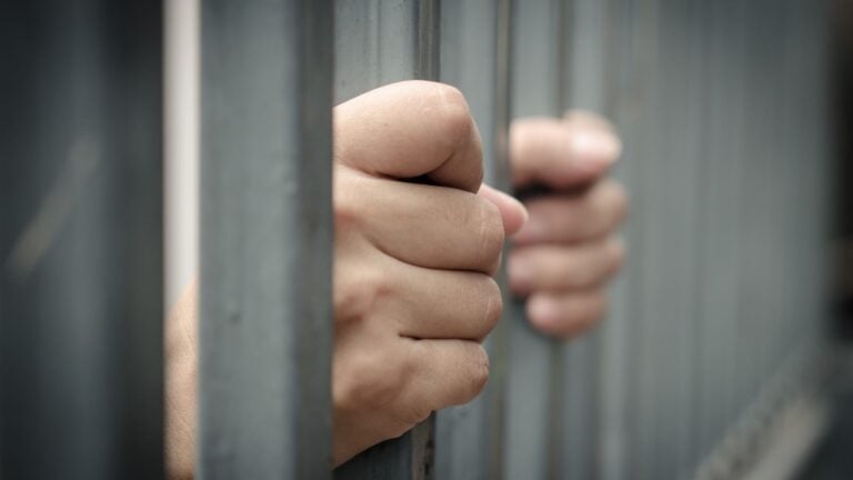 Acusan a mujer en Puerto Rico por amenazar al FBI y agencia de vivienda