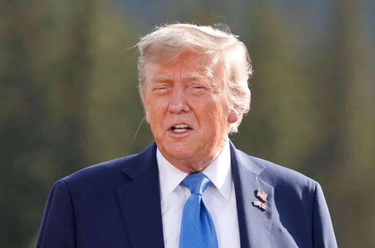 Trump niega contactos con Irán y descarta conversaciones de paz con Israel