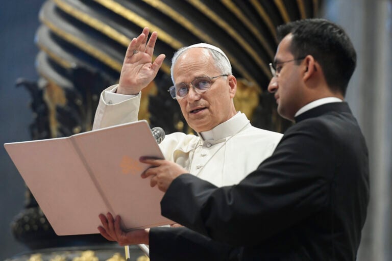 Papa León XIV exige firmeza de los obispos ante abusos y cercanía con el pueblo en su Jubileo en San Pedro