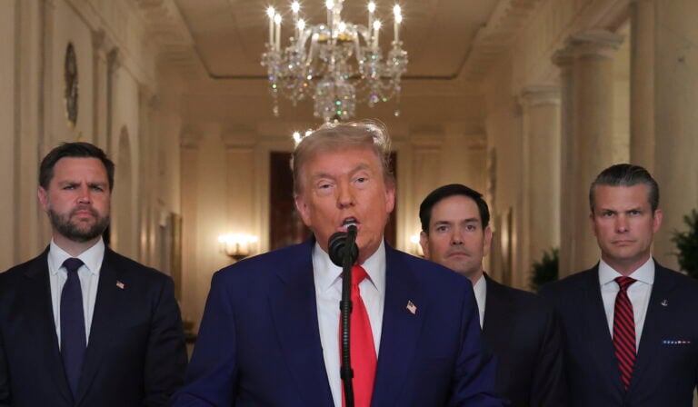 Trump exige mantener bajos los precios del petróleo tras amenaza de Irán de cerrar el estrecho de Ormuz
