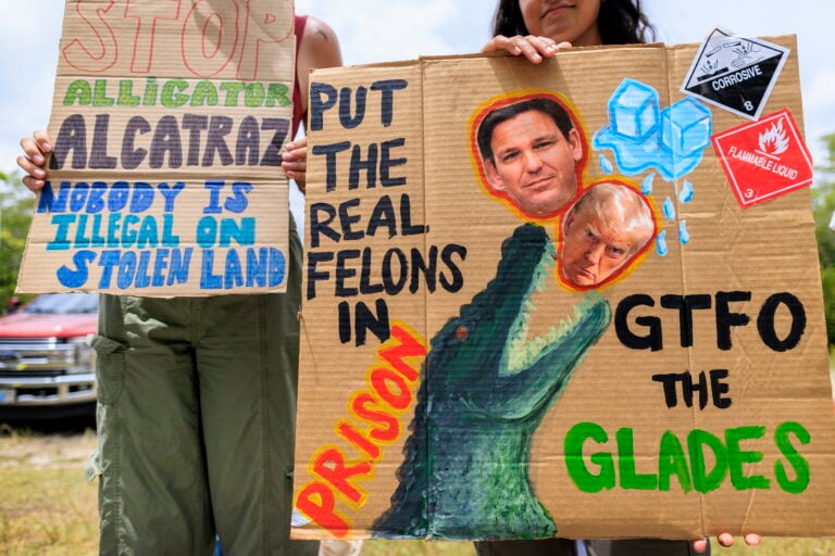 Protestas en Florida contra cárcel migratoria ‘Alligator Alcatraz’ en los Everglades
