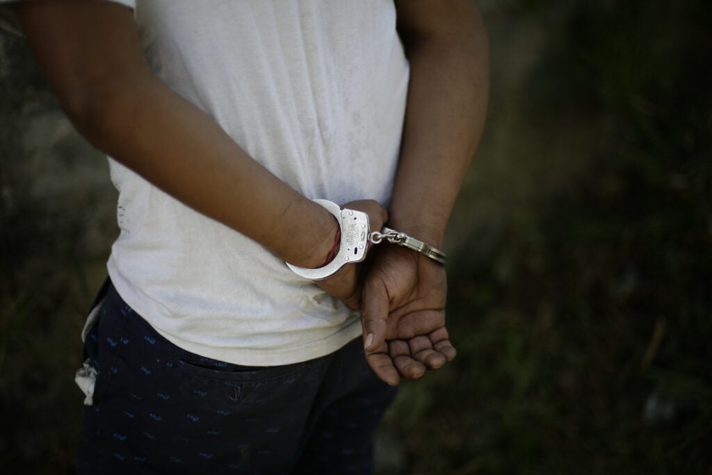 Arrestan a doce hombres por drogas y armas en operativos en Aguadilla, Guayama, Caguas y Juncos