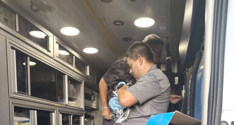 Nace bebé en avioneta minutos antes del despegue