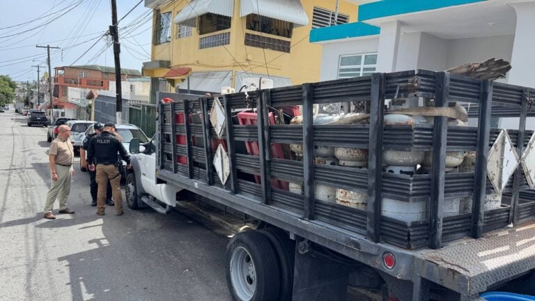 Autoridades intervienen en solar de Villa Palmeras por almacenamiento ilegal de cilindros de gas y vehículos abandonados