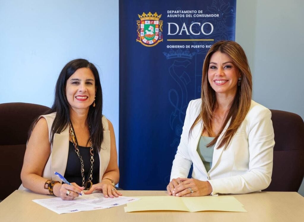 La Secretaria del DACO, Lcda. Valerie Rodríguez
durante la firma del acuerdo colaborativo.