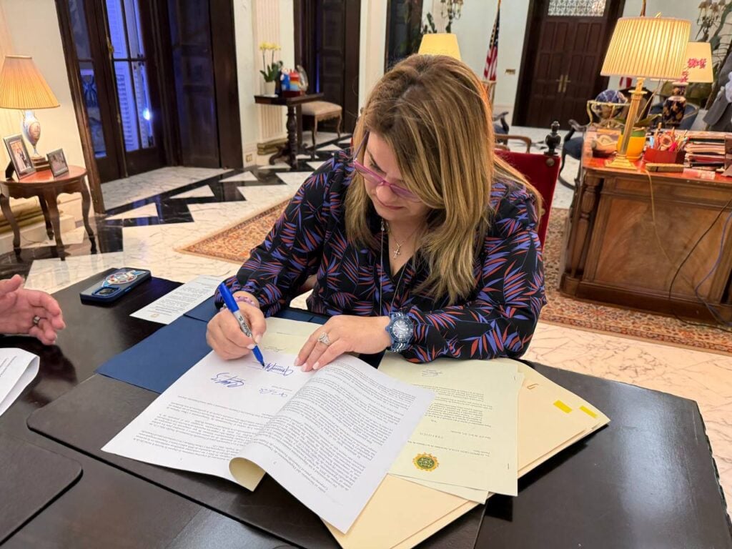 Gobernadora Jenniffer González firma orden ejecutiva para agilizar reconstrucción de viviendas con fondos federales
