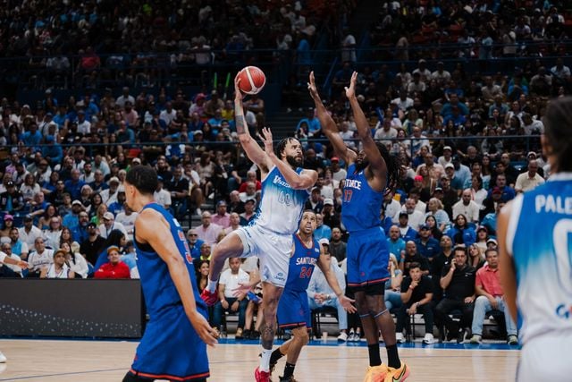 Vaqueros de Bayamón arrollan a los Cangrejeros y se imponen en la semifinal del BSN 2025