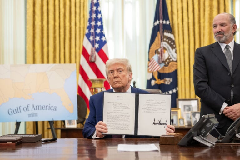 Trump cumple seis meses en el poder con tensiones comerciales, crisis migratoria y presión por el caso Epstein