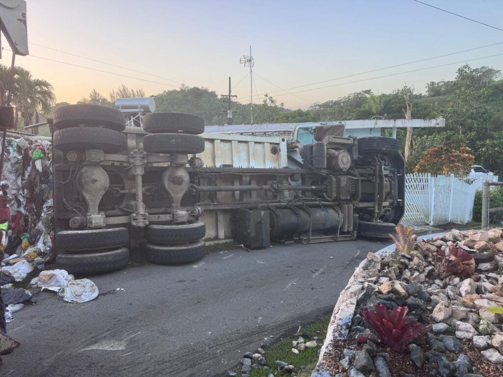 Muere conductor tras quedar pillado bajo camión de basura en Toa Alta