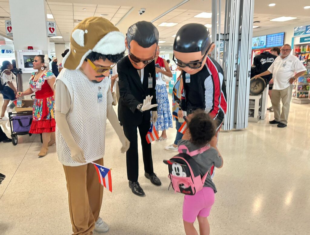 Al son de plena y cabezudo de Bad Bunny: Aerostar da la bienvenida a cientos de pasajeros