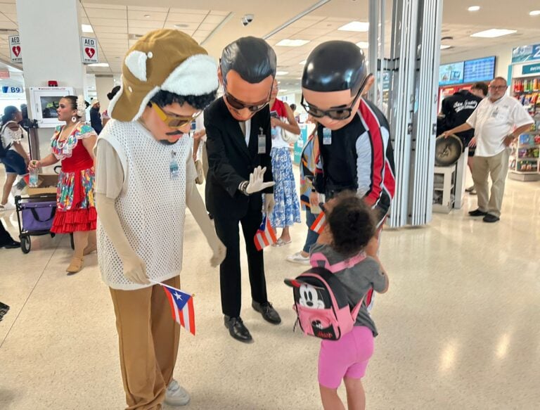 Al son de plena y cabezudo de Bad Bunny: Aerostar da la bienvenida a cientos de pasajeros