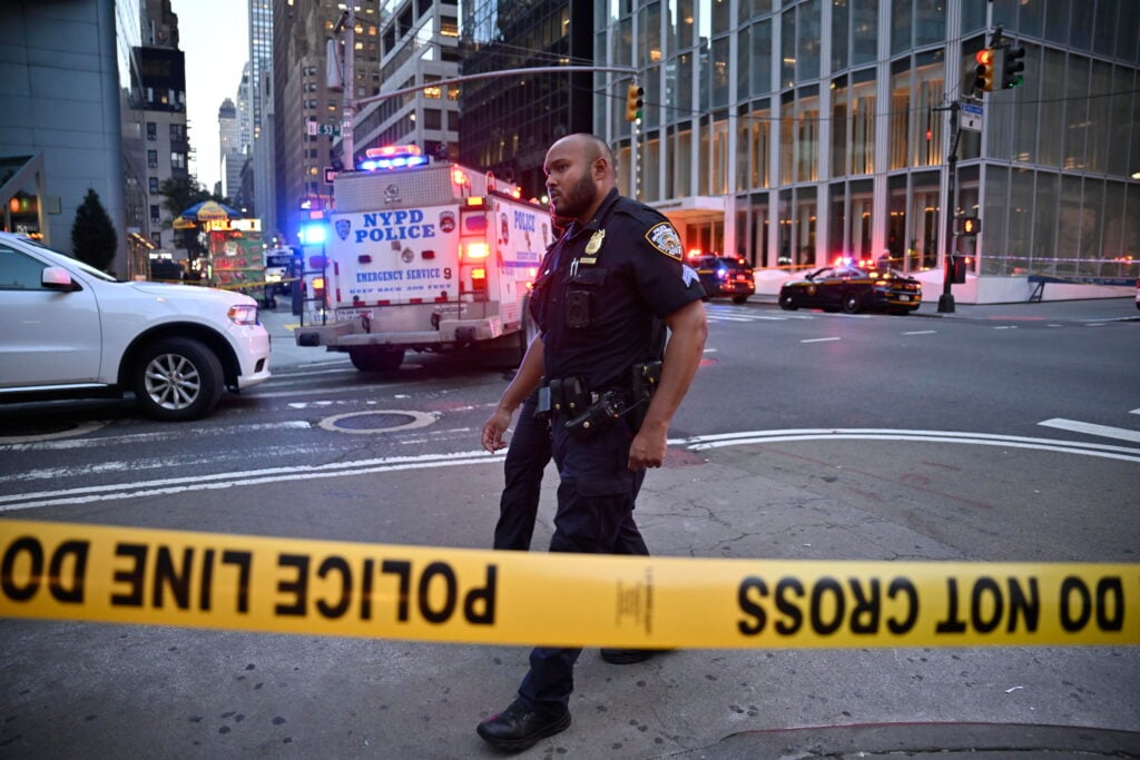 Tiroteo mortal en Manhattan: atacante planeaba atacar sede de la NFL, dice alcalde de Nueva York