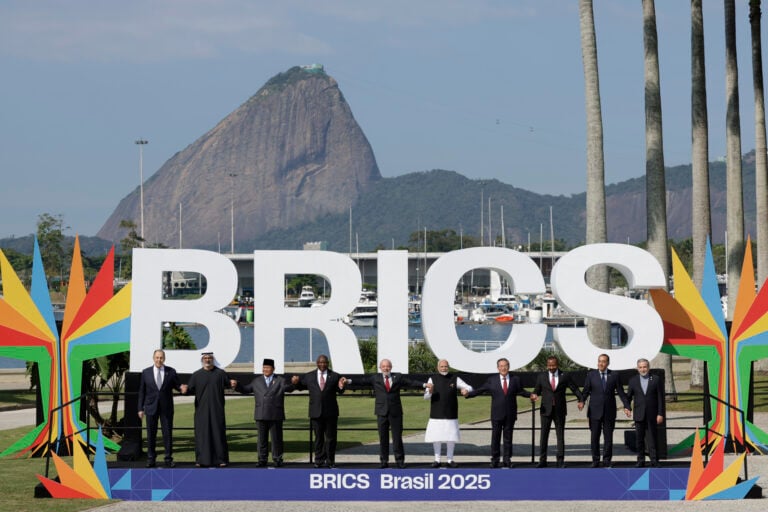 Los BRICS celebran su primera cumbre ampliada en Río en medio de tensiones comerciales y geopolíticas