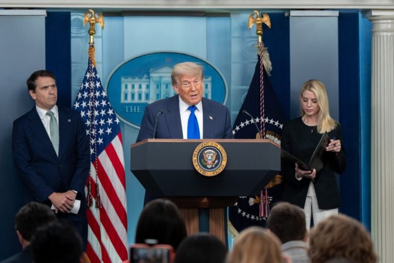Trump visita nuevo centro de detención para migrantes en Florida: “Les vamos a enseñar a huir de los caimanes”