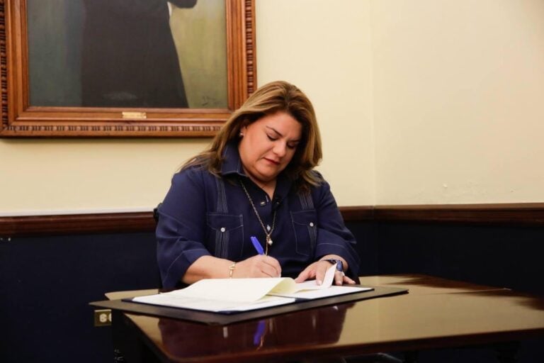 Jenniffer González frena el Proyecto 615 por cargo a mensajes y llamadas
