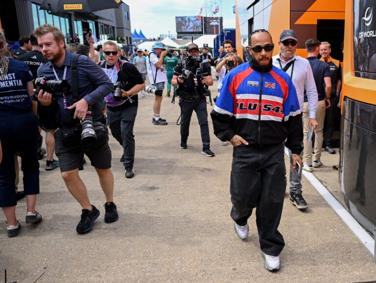 Lewis Hamilton hace rugir Silverstone: lidera los libres y McLaren no se despega