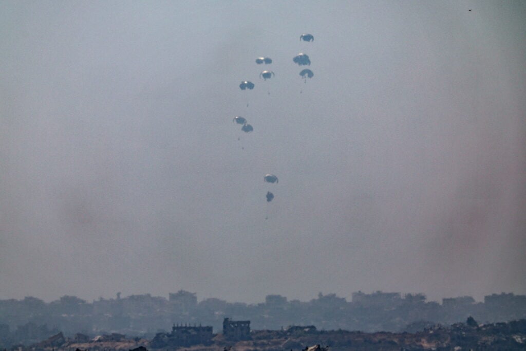 Jordania y Emiratos lanzan 25 toneladas de ayuda aérea a Gaza en medio de crisis por desnutrición
