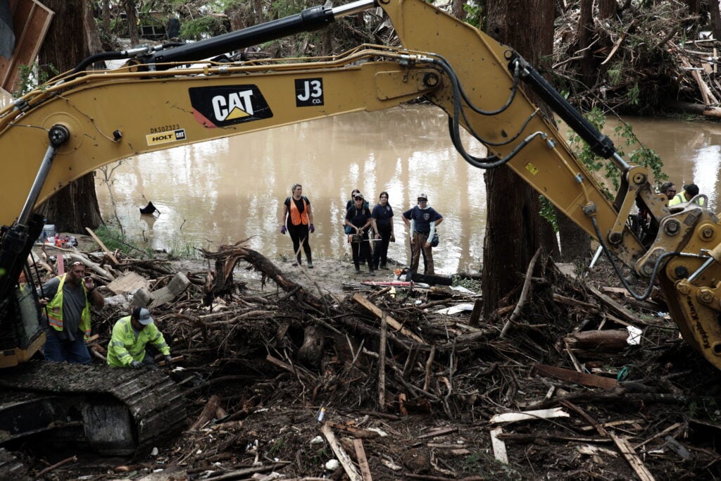 Más de 100 muertos en Texas por las inundaciones mientras la comunidad busca desaparecidos