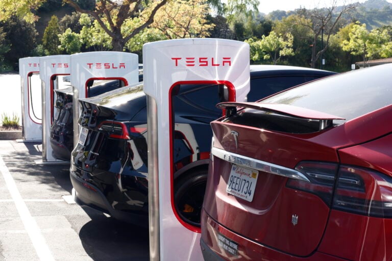 Tesla sufre caída del 13 % en ventas y se enfrenta a nuevos conflictos políticos y económicos en EE.UU.
