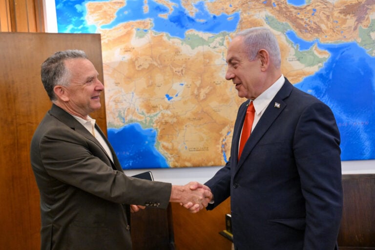Netanyahu se reúne con enviado de EE.UU. para abordar crisis humanitaria en Gaza