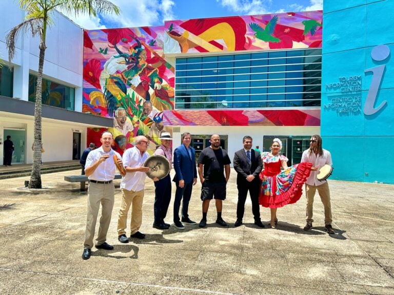 Como antesala a residencia de Bad Bunny aeropuerto estrena gigantesco mural