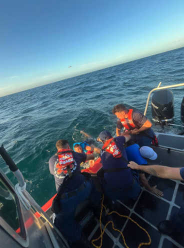 Guardia Costera rescata a tres personas tras hundimiento de embarcación en San Juan