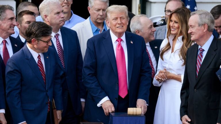 Demandan al Gobierno de Trump por limitar asesoría legal a migrantes en Alligator Alcatraz