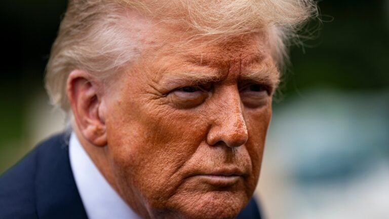 Trump planea imponer un arancel generalizado que ronde el 10 % a países pequeños