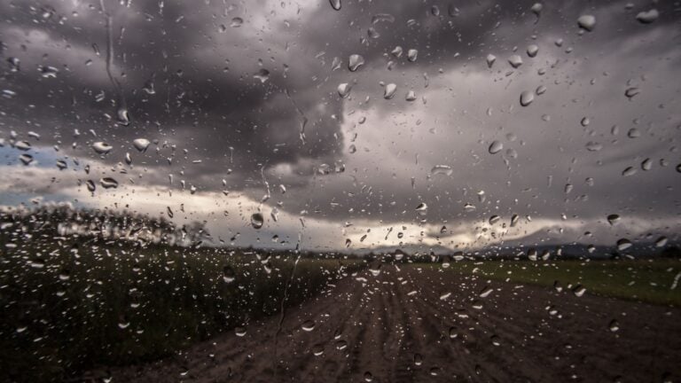 Bruma y calor persistirán esta noche; se esperan lluvias aisladas en varias regiones