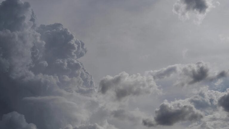 Disminuye el polvo del Sahara, pero continúan cielos brumosos y lluvias aisladas