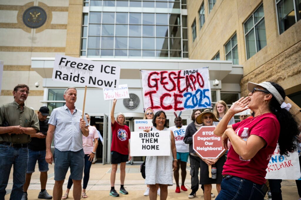 Aumentan en un 111 % los migrantes detenidos en Florida tras regreso de Trump: denuncian hacinamiento, abusos y muertes