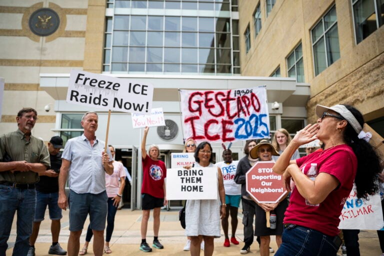 Aumentan en un 111 % los migrantes detenidos en Florida tras regreso de Trump: denuncian hacinamiento, abusos y muertes